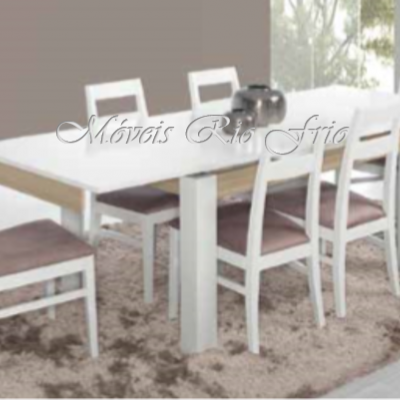 Conjunto de mesa de jantar branca com seis cadeiras em ambiente interior.