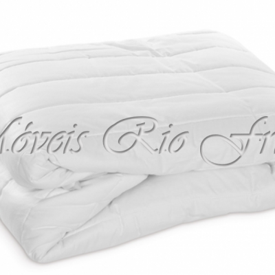 Edredão branco acolchoado com padrão de quadrados