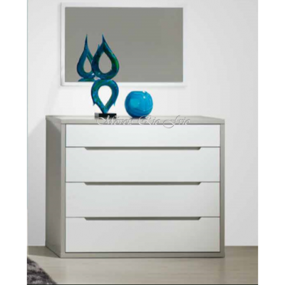 Cómoda branca com gavetas e decorativos azuis com espelho