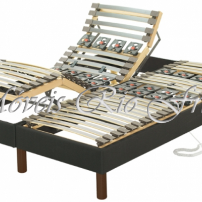 Estrado de cama articulado em madeira e estrutura preta com pernas de madeira