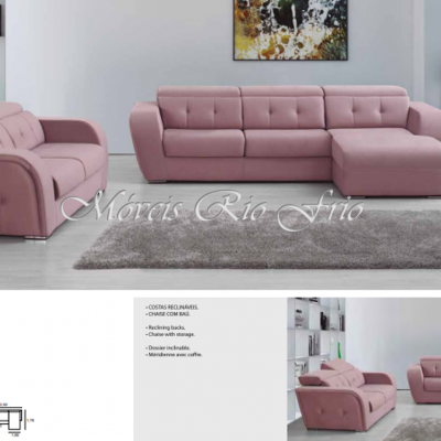 Conjunto de sofás rosa claro em sala moderna com tapete cinza e quadro na parede