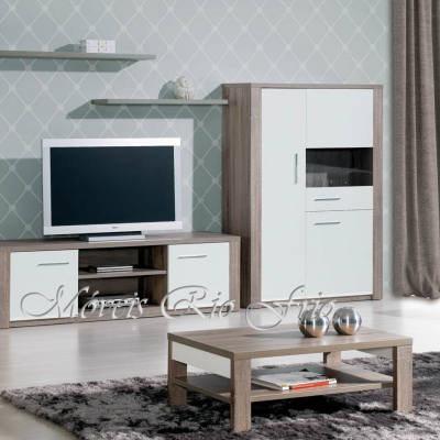 Sala de estar moderna com móveis modulares em madeira clara e branco, TV, mesa de centro, tapete cinza e cortina castanha.