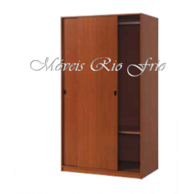 Roupeiro de madeira castanha com duas portas e prateleiras