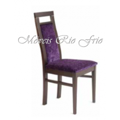 Cadeira de madeira escura com estofado roxo e design clássico