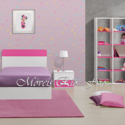Quarto infantil com cama, armário, estante, tapete e decoração em tons rosa e lilás.