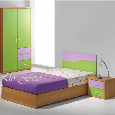 Quarto infantil com cama, mesa de cabeceira e armário em madeira e cores lilás e verde