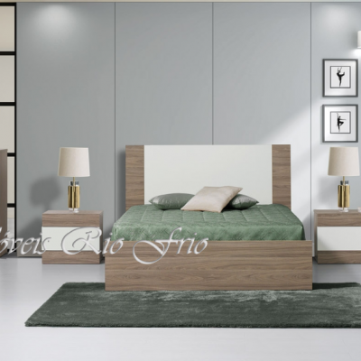 Quarto moderno com cama de madeira e branco, roupa de cama verde, candeeiros, mesas-de-cabeceira e cómoda alta.