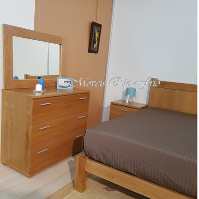 Conjunto de mobiliário de quarto em madeira clara com cómoda, mesa de cabeceira, cama e acessórios azul e cinzento.