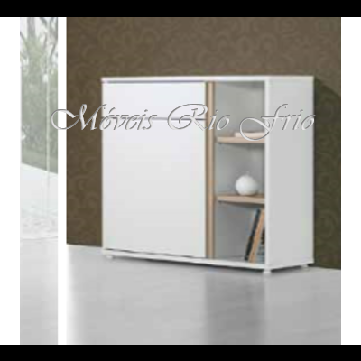 Móvel branco com portas de correr e prateleiras num escritório