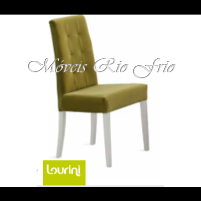 Cadeira verde com pernas brancas, fundo branco, texto 'Móveis Rio Aru' e logótipo 'lourie'.