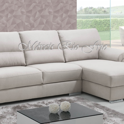 Sofá de canto cinza claro numa sala com parede rosa texturada e mesa de centro preta