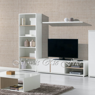 Conjunto de móveis modernos brancos para sala de estar com sofá bege, tapete cinza e parede texturizada.