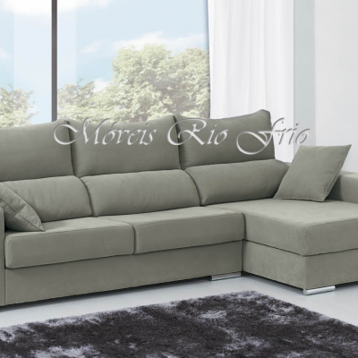 Sofá chaise longue cinzento em ambiente moderno com janelas grandes e tapete escuro.