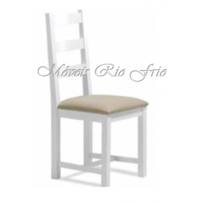 Cadeira branca de madeira com assento estofado bege