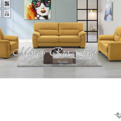 Conjunto de sofás amarelos com mesa de centro e decoração de parede