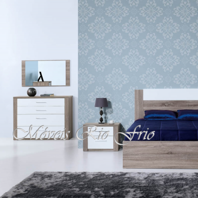 Quarto mobiliado com cama, cômodas, mesas de cabeceira em madeira cinza e branco, papel de parede azul floral e tapete cinza.