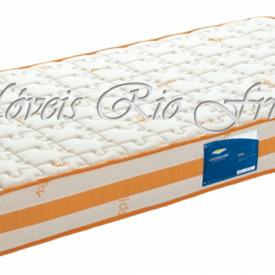 Colchão branco com detalhes laranja e etiqueta azul