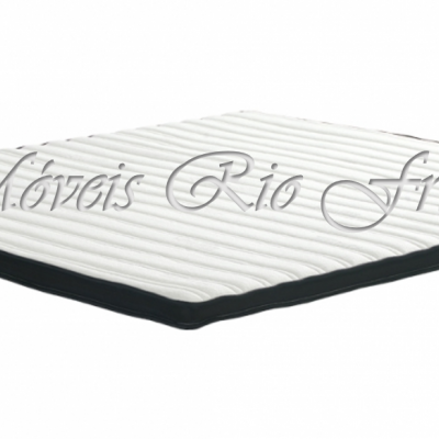 Colchão fino branco com bordas pretas e textura canelada