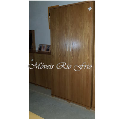 Roupeiro de madeira com duas portas e puxadores metálicos