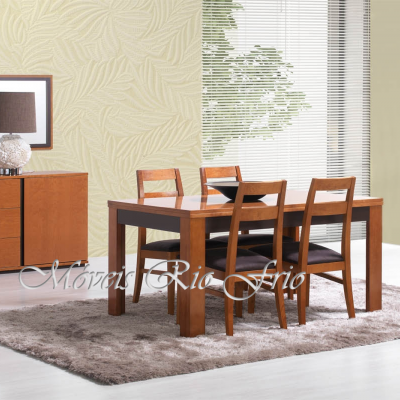 Conjunto sala de jantar em madeira com mesa, cadeiras, aparador com espelho e móvel alto