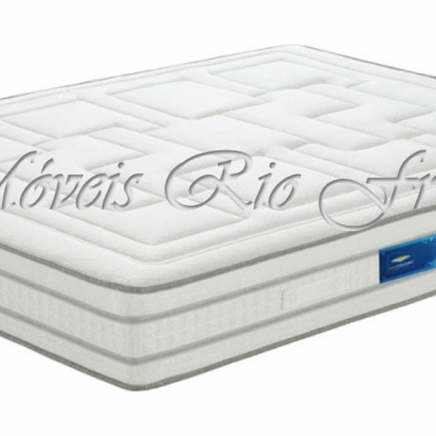 Colchão branco com padrão acolchoado e etiqueta azul na lateral