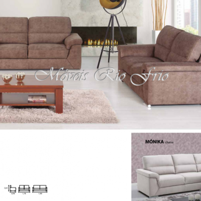 Sofás castanhos em sala com mesa de centro e tapete, esquema técnico e sofá branco MÓNIKA classic.