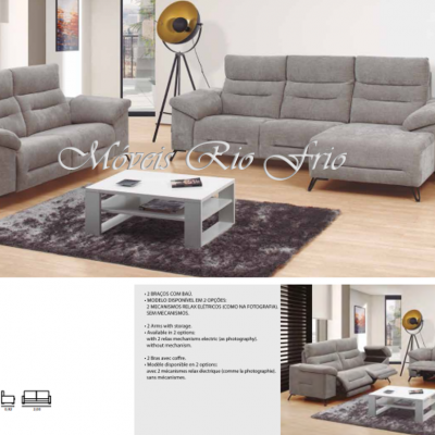 Conjunto de sofá cinza em tecido com padrão acolchoado num ambiente de sala