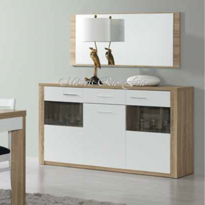 Aparador em madeira clara com portas brancas e espelho grande com moldura de madeira