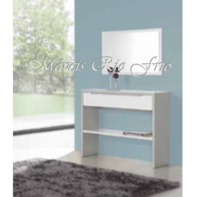 Móvel de apoio branco e castanho claro com prateleira e gaveta numa sala azul com janela grande e tapete cinza