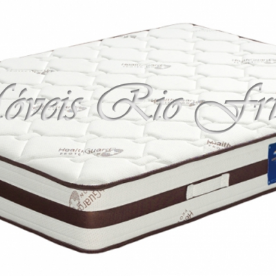 Colchão branco com padrão acolchoado e bordas castanho-escuras