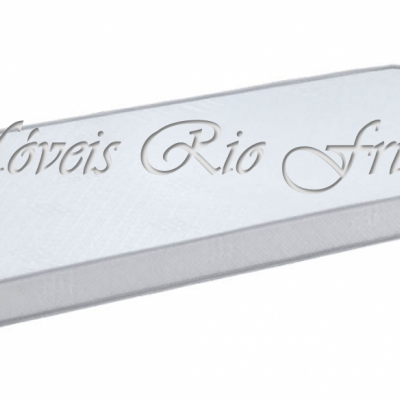 Colchão branco com bordas cinzentas em fundo branco