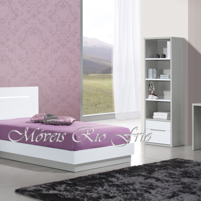 Quarto moderno com mobília branca e parede rosa com padrão floral