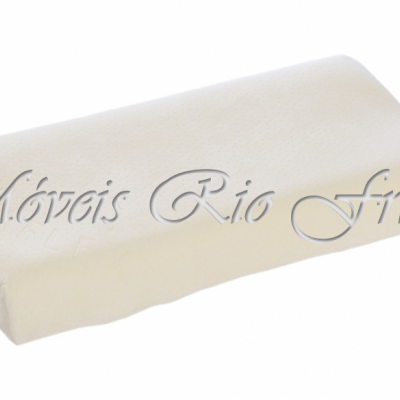 Travesseiro ortopédico de espuma viscoelástica branco com design ergonómico