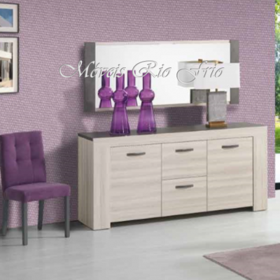 Aparador em madeira clara com espelho, decoração roxa e cadeira roxa junto a parede lilás