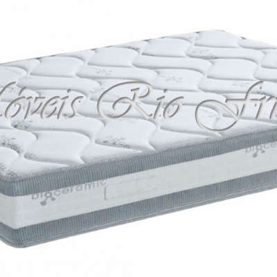 Colchão branco com laterais cinza e padrão ondulado