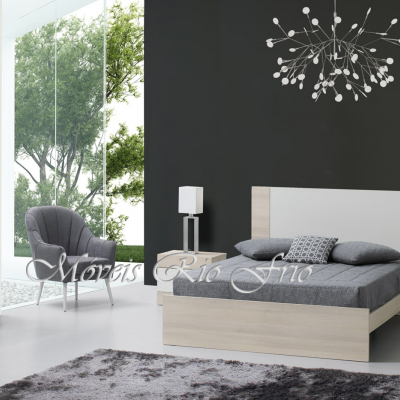 Quarto moderno com cama de madeira e candeeiros sobre parede escura