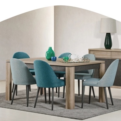 Conjunto de sala de jantar com mesa de madeira e cadeiras azuis sobre tapete cinza