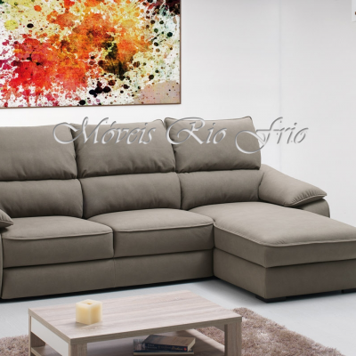 Sofá cinza de três lugares com chaise longue numa sala moderna branca