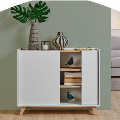 Móvel branco com base em madeira, decorado com vasos e figuras pássaros azuis