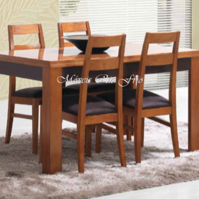 Conjunto de mesa de madeira castanha com quatro cadeiras com assentos pretos sobre tapete cinza