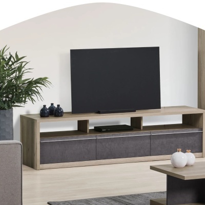 Móvel TV madeira clara com gavetas cinzentas, televisão preta, vasos e planta em sala clara