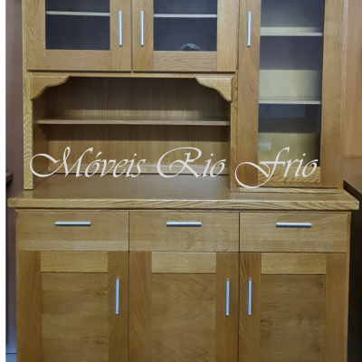 Móvel em madeira castanho claro com portas em vidro e madeira, gavetas e puxadores metálicos