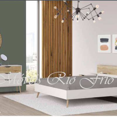 Quarto com móveis de madeira clara, espelho redondo com moldura de cestaria e decoração moderna