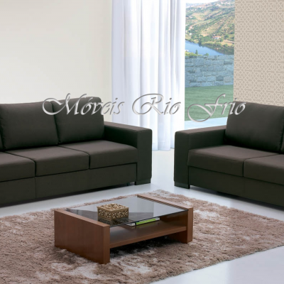 Sala com dois sofás cinza escuro e mesa de centro em madeira com tampo de vidro