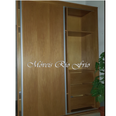 Roupeiro de madeira clara com portas de correr e prateleiras internas