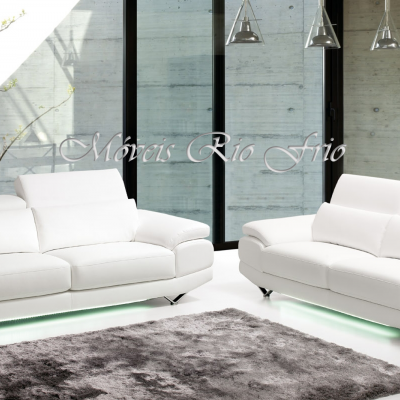 Conjunto de sofá branco em couro com iluminação LED inferior num ambiente moderno