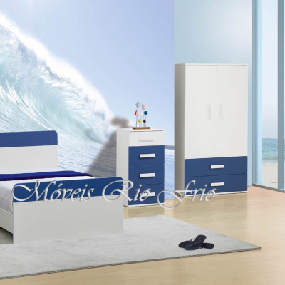 Quarto juvenil com móveis brancos e azuis junto a janela grande com vista mar