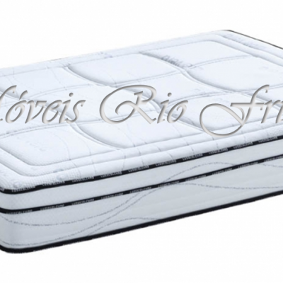 Colchão branco acolchoado com borda cinzenta e etiqueta azul