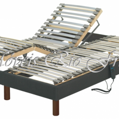 Cama articulada elétrica com estrutura cinza e lamas de madeira