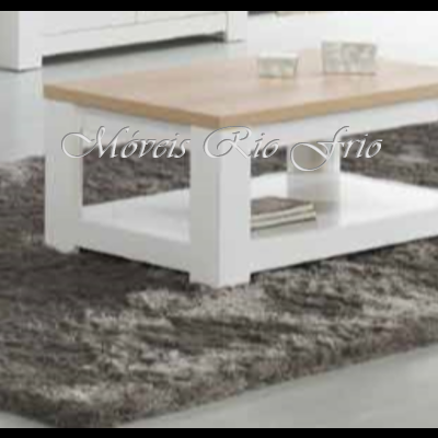 Mesa de centro branca com tampo de madeira clara sobre tapete cinzento e chão claro